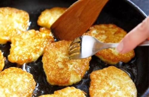 Драники по-белорусски без муки. Научили жарить сочные драники по-белорусски без муки и яиц —, как пирожные нежные, воздушные. И 5 хитростей приготовления