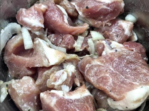Сочный шашлык из отбивной свинины с хрустящим беконом: лучший рецепт для гриля 17