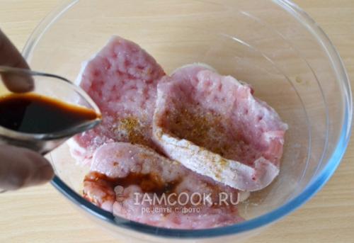 Сочный шашлык из отбивной свинины с хрустящим беконом: лучший рецепт для гриля 24