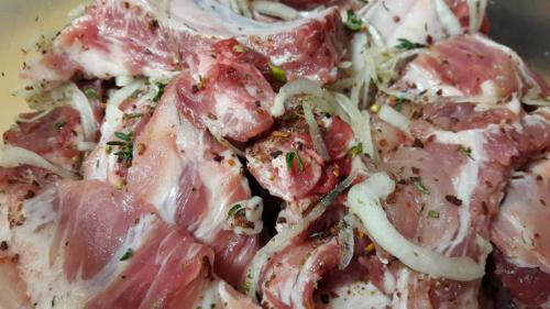 Сочный шашлык из отбивной свинины с хрустящим беконом: лучший рецепт для гриля 18