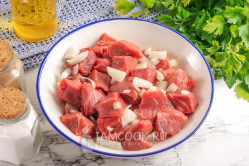 Шаг за шагом: как приготовить вкусный гуляш с солеными огурцами по-крестьянски 02 Шаг за шагом: как приготовить вкусный гуляш с солеными огурцами по-крестьянски 02