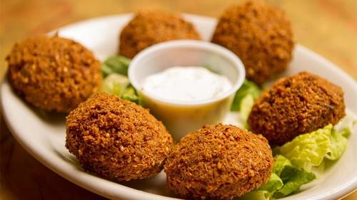 Какие варианты подачи блюд из индийской фасоли можно использовать для больших групп гостей. Фалафель – базовый рецепт и варианты подачи