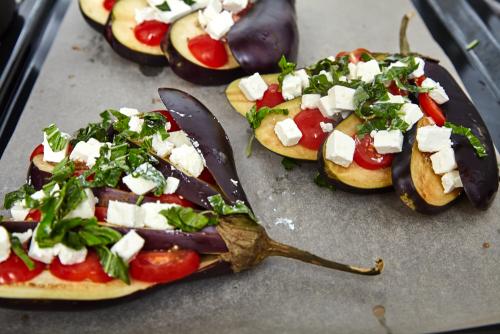 Как правильно приготовить баклажаны перед тем как запечь их с фетой. Пошаговый Рецепт Приготовления Веером Запеченных Баклажанов с Помидорами и Сыром Фета