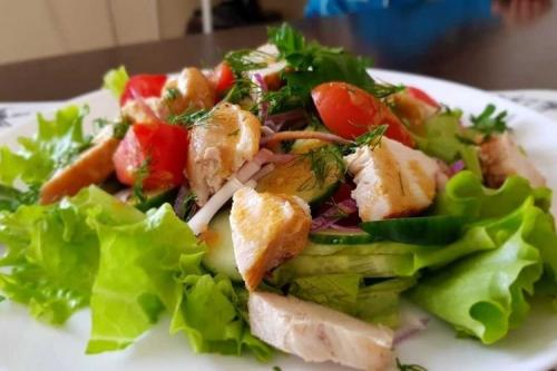 Салаты с копченой курицей и огурцом. 20 вкусных салатов с копченой курицей и свежим огурцом