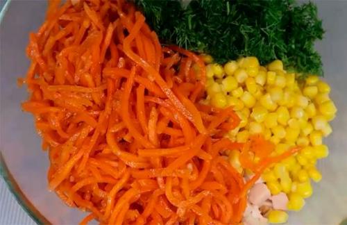 Салат с копченой курицей и огурцом соленым. Салаты с копчёной курицей: простые и вкусные рецепты