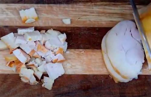 Салат с копченой курицей и огурцом соленым. Салаты с копчёной курицей: простые и вкусные рецепты