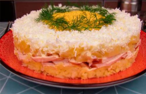 Салат с копченой курицей и огурцом соленым. Салаты с копчёной курицей: простые и вкусные рецепты