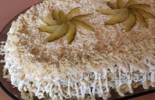 Салат с копченой курицей и огурцом соленым. Салаты с копчёной курицей: простые и вкусные рецепты