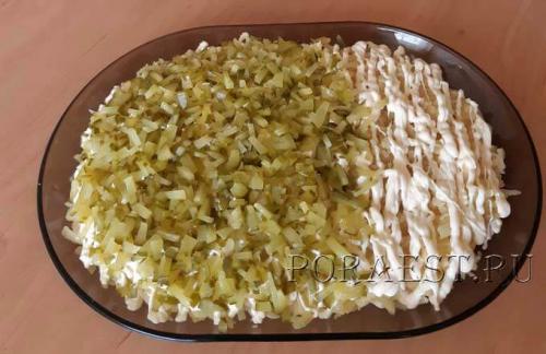 Салат с копченой курицей и огурцом соленым. Салаты с копчёной курицей: простые и вкусные рецепты