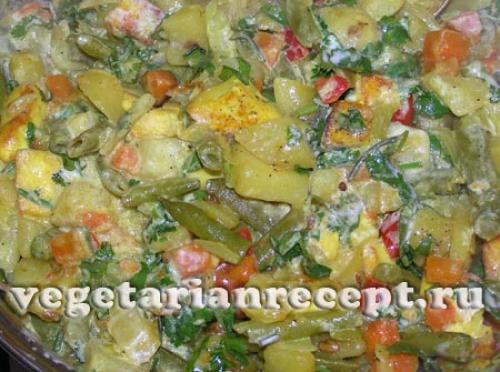 Индийское овощное блюдо со стручковой фасолью.. Тушеные овощи со спаржевой фасолью и сыром