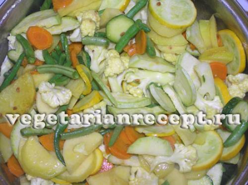 Индийское овощное блюдо со стручковой фасолью.. Тушеные овощи со спаржевой фасолью и сыром