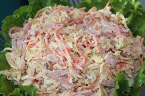 Салат с копченой курицей и морковью по-корейски и шампиньонами. 20 быстрых салатов с копченой курицей и корейской морковью