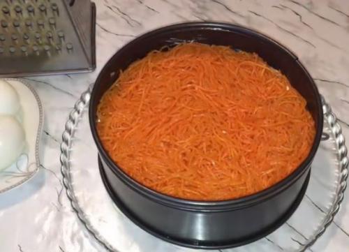 Слоеный салат с копченой курицей и корейской морковью и кукурузой. Салат с копченой курицей и корейской морковью: Очень вкусные рецепты  приготовления