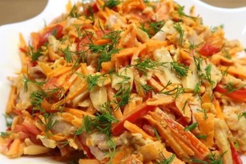Салат с копченой курицей и морковью по-корейски и шампиньонами. 20 быстрых салатов с копченой курицей и корейской морковью