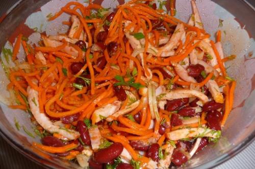 Салат с копченой курицей и морковью по-корейски и шампиньонами. 20 быстрых салатов с копченой курицей и корейской морковью