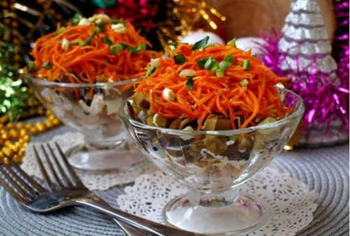 Слоеный салат с копченой курицей и корейской морковью и кукурузой. Салат с копченой курицей и корейской морковью: Очень вкусные рецепты  приготовления