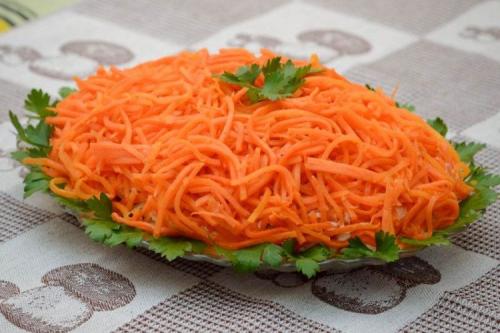 Салат с копченой курицей и морковью по-корейски и шампиньонами. 20 быстрых салатов с копченой курицей и корейской морковью