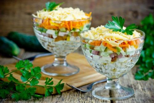 Салат с копченой курицей и морковью по-корейски и шампиньонами. 20 быстрых салатов с копченой курицей и корейской морковью