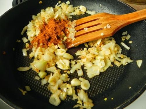 Какие приправы и специи можно добавить, чтобы придать вкус вареной свиной рульке. Отварная рулька в пяти специях
