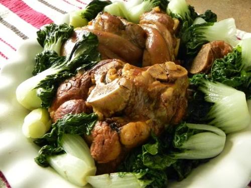 Какие приправы и специи можно добавить, чтобы придать вкус вареной свиной рульке. Отварная рулька в пяти специях