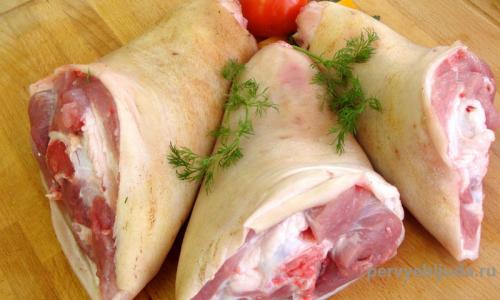 Секреты и хитрости приготовления ароматной свиной рульки в духовке 12