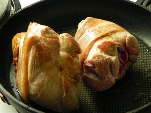 Какие приправы и специи можно добавить, чтобы придать вкус вареной свиной рульке. Отварная рулька в пяти специях