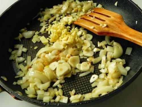 Какие приправы и специи можно добавить, чтобы придать вкус вареной свиной рульке. Отварная рулька в пяти специях