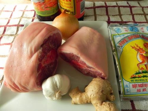 Какие приправы и специи можно добавить, чтобы придать вкус вареной свиной рульке. Отварная рулька в пяти специях