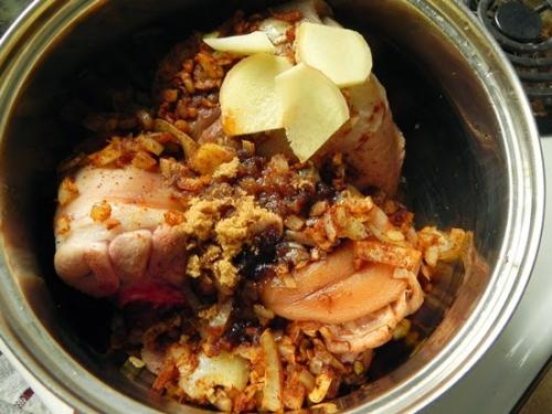 Какие приправы и специи можно добавить, чтобы придать вкус вареной свиной рульке. Отварная рулька в пяти специях