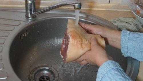 Как выбрать правильную свиную рульку для приготовления. Как вкусно запечь свиную рульку в фольге?