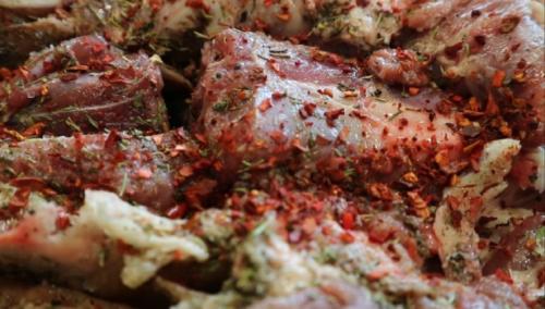 Какой мясной продукт лучше всего подходит для приготовления рульки вареной в пленке. Вареный рулет из свиной рульки в пищевой пленке (без запекания)