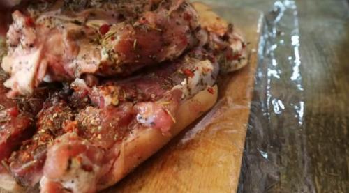 Какой мясной продукт лучше всего подходит для приготовления рульки вареной в пленке. Вареный рулет из свиной рульки в пищевой пленке (без запекания)