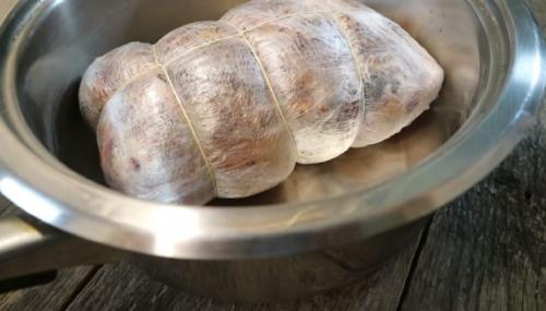 Какой мясной продукт лучше всего подходит для приготовления рульки вареной в пленке. Вареный рулет из свиной рульки в пищевой пленке (без запекания)