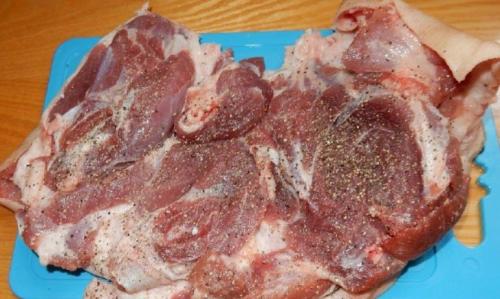 Какой мясной продукт лучше всего подходит для приготовления рульки вареной в пленке. Вареный рулет из свиной рульки в пищевой пленке (без запекания)