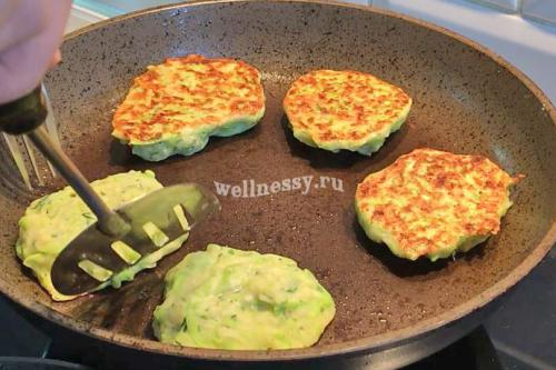 Можно ли подавать оладьи из кабачков с соусами или кетчупом. Кабачковые оладьи с рисовой мукой