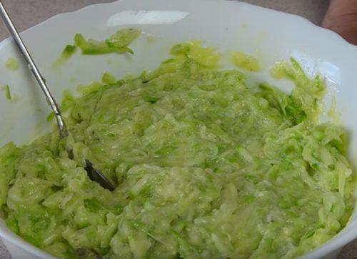 Как долго готовить каждую сторону кабачковой оладушки на сковороде. Самый простой рецепт оладий из кабачков — классический