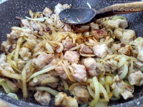 Свинина с солеными огурцами и сметаной. Неприлично вкусная свинина с солеными огурцами