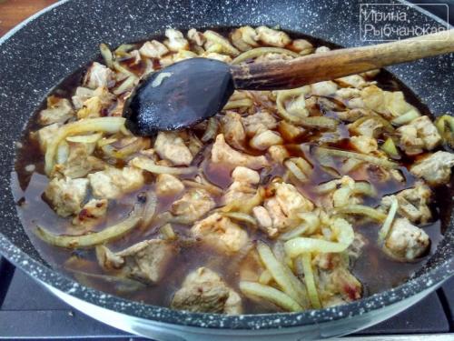 Свинина с солеными огурцами и сметаной. Неприлично вкусная свинина с солеными огурцами