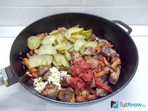Тушеная свинина с солеными огурцами. Ингредиенты 35