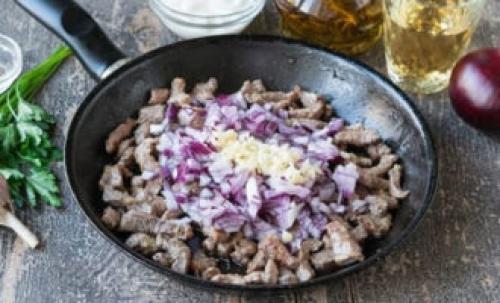 Бефстроганов из говядины рецепт. Классический рецепт бефстроганова из говядины на сковороде со сметаной