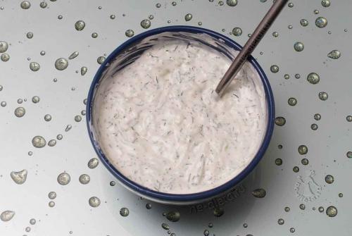 Греческий соус с огурцом. Как сделать греческий соус дзадзики на основе йогурта с огурцом — рецепт классический в домашних условиях с пошаговыми фото