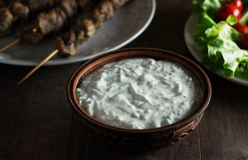 Греческий соус с огурцом. Как сделать греческий соус дзадзики на основе йогурта с огурцом — рецепт классический в домашних условиях с пошаговыми фото