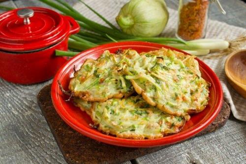 С какими соусами лучше подавать пышные оладьи из кабачков. 20 рецептов вкуснейших оладий из кабачков