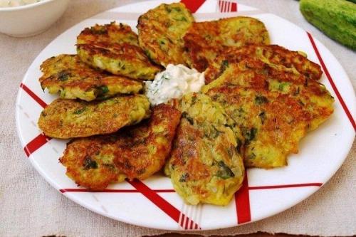 С какими соусами лучше подавать пышные оладьи из кабачков. 20 рецептов вкуснейших оладий из кабачков