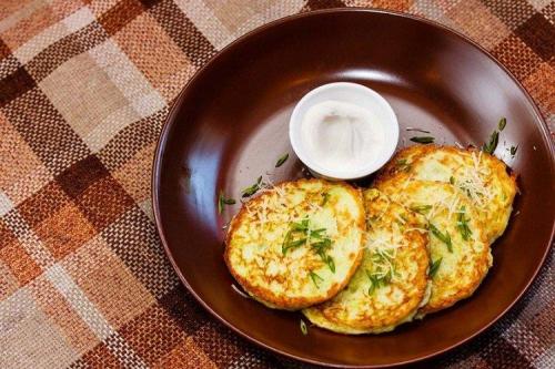 С какими соусами лучше подавать пышные оладьи из кабачков. 20 рецептов вкуснейших оладий из кабачков