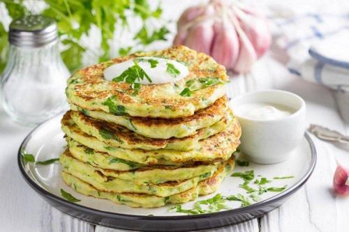 С какими соусами лучше подавать пышные оладьи из кабачков. 20 рецептов вкуснейших оладий из кабачков