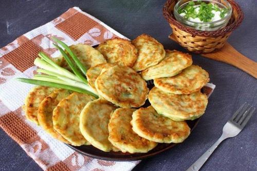 С какими соусами лучше подавать пышные оладьи из кабачков. 20 рецептов вкуснейших оладий из кабачков