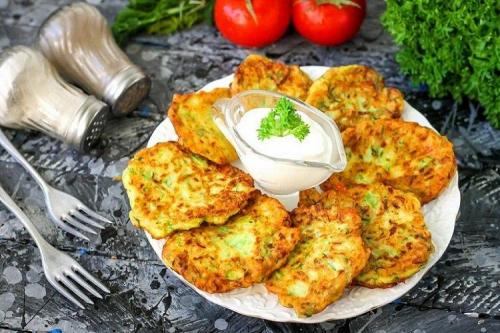 С какими соусами лучше подавать пышные оладьи из кабачков. 20 рецептов вкуснейших оладий из кабачков