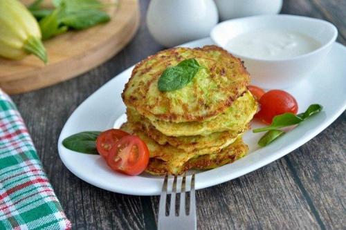 С какими соусами лучше подавать пышные оладьи из кабачков. 20 рецептов вкуснейших оладий из кабачков