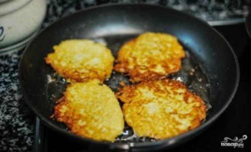 Как приготовить вкусные картофельные драники с соусом. Драники с грибным соусом